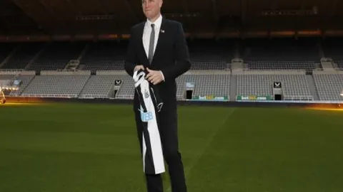 帕尔马半场1-0领先博洛尼亚，博尼点球破门，铃木神扑守护球门